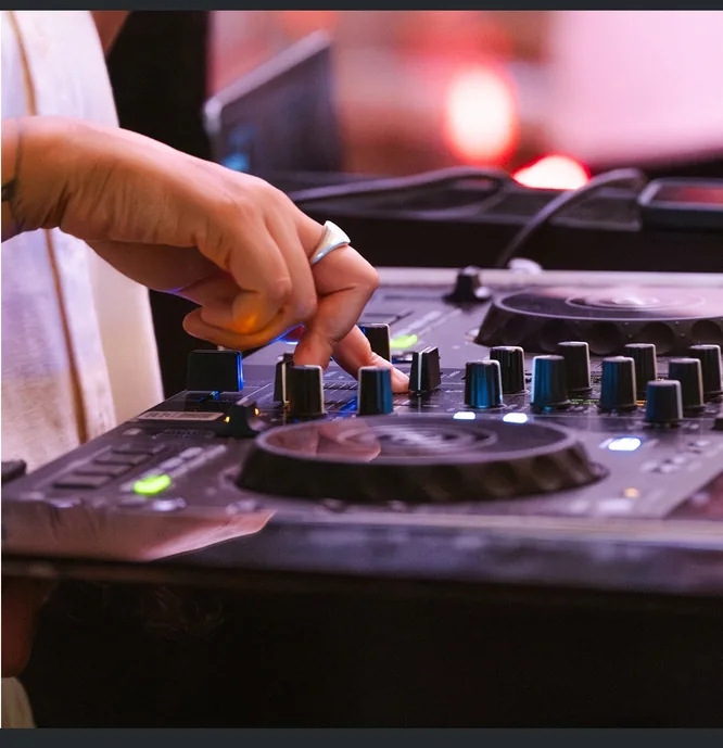 DJ comandando a pista durante a festa