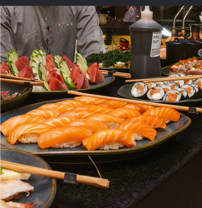 Bancada de sashimis e sushis